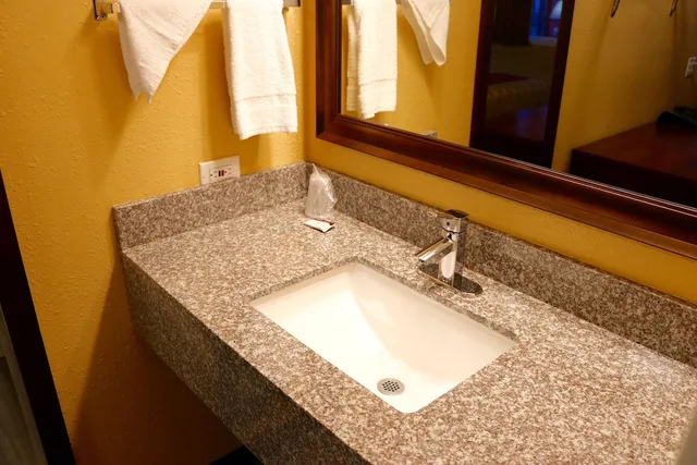 غرفة قياسية بسرير كينج، Holiday Lodge Salem 3/4