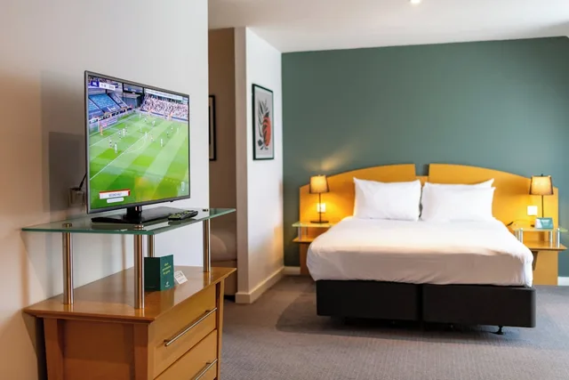 غرفة قياسية بسريرين منفصلين وسرير كينج، HOLIDAY INN ASHFORD NORTH 6/13