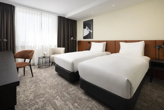 غرفة قياسية بسريرين منفصلين، Hilton Duesseldorf 4/10