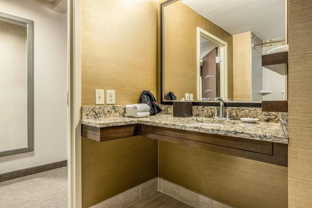 Guest Room, King Bed, Side Pool View, Pool Side، Crowne Plaza Dallas Near Galleria Addison 2/2
