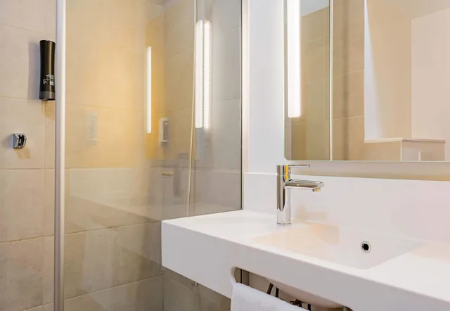 غرفة رباعية بسرير مزدوج وسريرين منفصلين، B&B Hotel Le Touquet 5/5