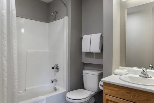 غرفة بسرير كوين لغير المدخنين بمطبخ، Motel6 Saanichton, BC - Victoria Airport 10/10
