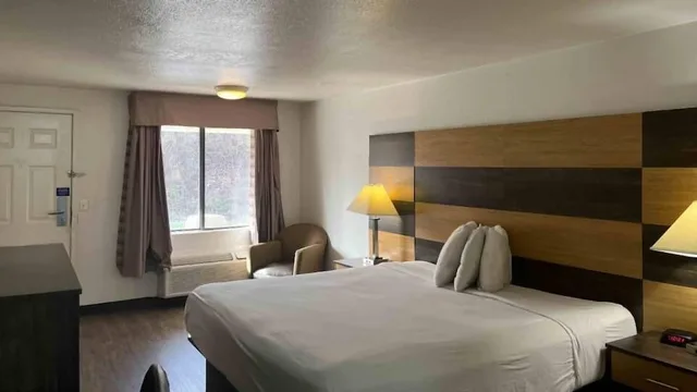 غرفة ديلوكس بسرير كينج للمدخنين لذوي الإعاقة، Motel6 Cross Lanes, WV–Goff Mountain Rd 2/7