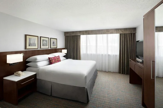 1 Bedroom, Bi Level, Loft, King Bed, Atrium View, Sofa, Balcony, Atrium Building، Delta Hotels By Marriott Calgary South 1/5