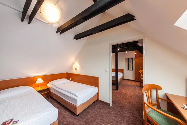 غرفة قياسية رباعية بأربعة أسرّة، Hotel Ahl Meerkatzen 1/2
