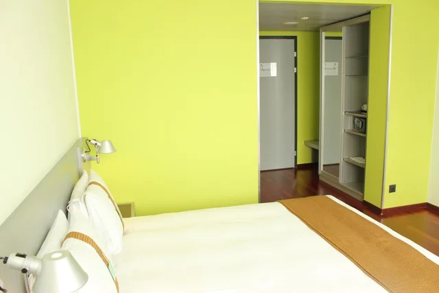 غرفة قياسية بسرير كينج وسرير كوين، Holiday Inn Zurich Messe 1/6