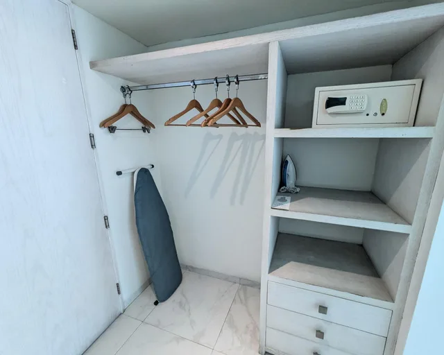 جناح، We Hotel Acapulco 2/2