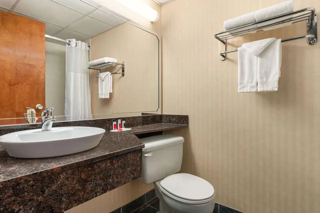 غرفة بسرير كينج يُسمح فيها بالحيوانات الأليفة، Ramada By Wyndham Fredericton 5/7