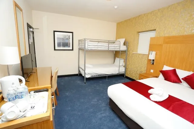 غرفة عائلية بسرير مزدوج وسرير بطابقين بغرفة نوم واحدة، Acorn Lodge Gatwick Hotel 2/4