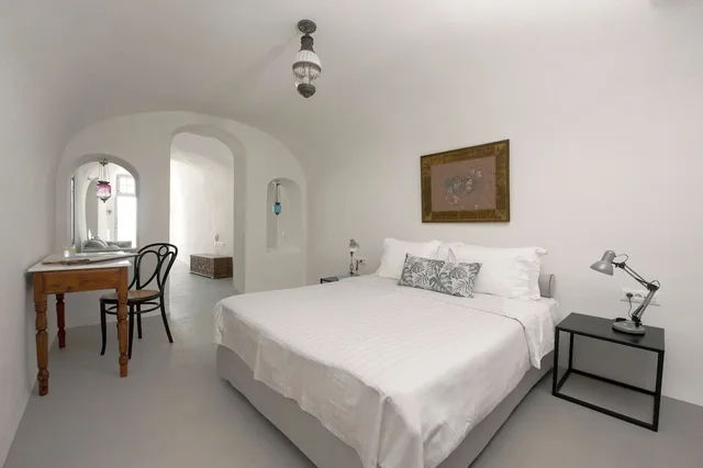 Cave, House, Queen Bed, Hot Tub، Ikia Kriton 1/2