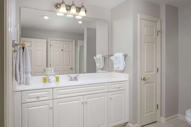 غرفة بسرير كينج بإطلالة على البحر، Royale Palms Condominiums 2/4