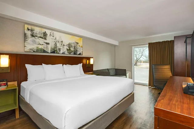 غرفة بسرير كينج، Comfort Inn Cambridge - Highway 401 1/9
