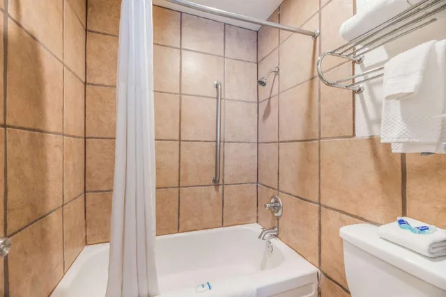 غرفة بسرير مزدوج للمدخنين، Rodeway Inn Downtown 6/7