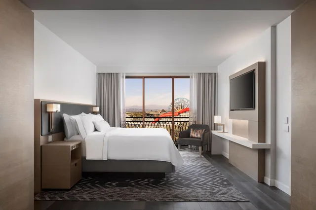 1 Bedroom, Suite, King Bed, Theme Park View, Balcony، The Westin Anaheim Resort 6/10
