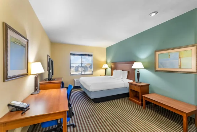 Efficiency, Suite, King Bed، Quality Inn & Suites - Marlin 2/4