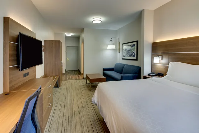 جناح بسرير كينج مع أريكة، Holiday Inn Express Atlanta Emory University Area 1/3
