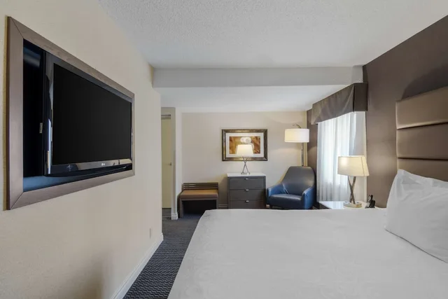 غرفة قياسية بسرير كينج بشرفة، Best Western Premier Chateau Granville Hotel and Suites and Conf. Centre 1/9