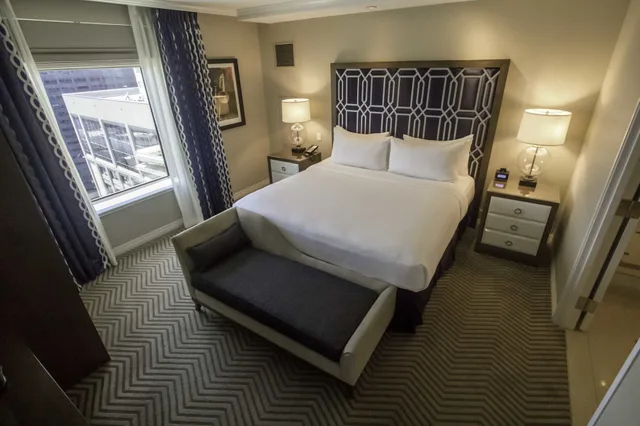 غرفة بريميوم بسرير كينج بإطلالة على النهر، Harrah's New Orleans - A Caesars Rewards Destination 3/5