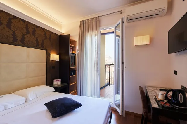 Room, French Bed, with View، Touring Hotel Bologna 1/8