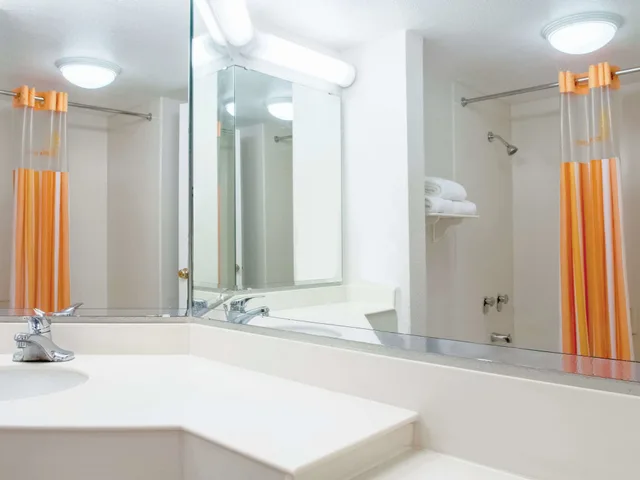غرفة بسرير كينج لذوي الإعاقة، La Quinta Inn by Wyndham New Orleans Veterans / Metairie 5/5