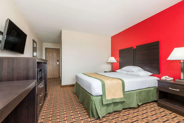 غرفة قياسية بسرير كوين، Days Inn By Wyndham Muncie -Ball State University 1/6