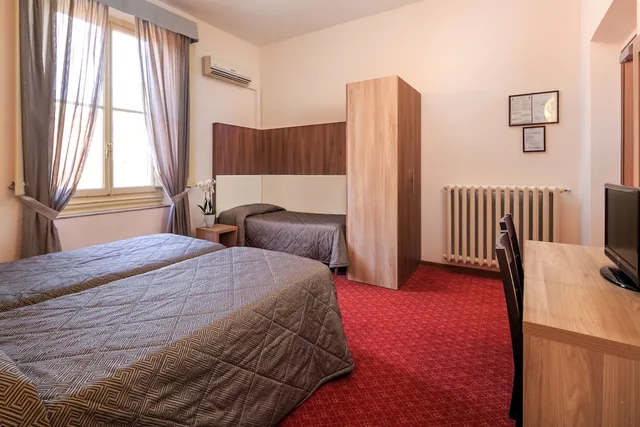 غرفة اقتصادية ثلاثية بسرير كوين وسرير فردي، Hotel Arno Bellariva 1/2