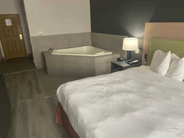 جناح بسرير كينج بحوض جاكوزي، Country Inn Suites By Radisson College Station Tx 4/10