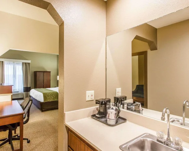 Upgrade, Suite, King Bed, Comfort Suites Cookeville 2/2
