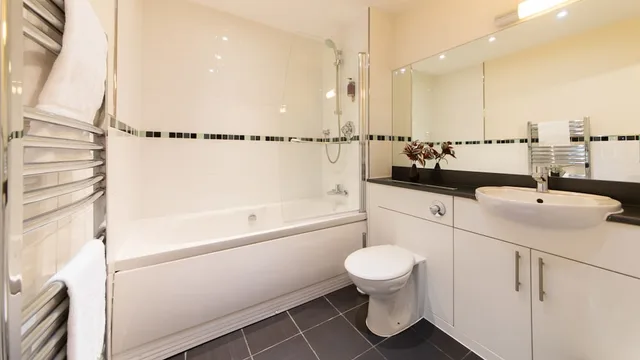 2 Bedrooms, Apartment, 2 Double Beds, The Spires Serviced Apartments Birmingham 6/6
