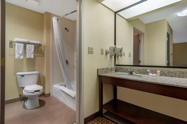 جناح بسريرين مزدوجين مع أريكة، Comfort Inn & Suites Warsaw near US-30 2/2