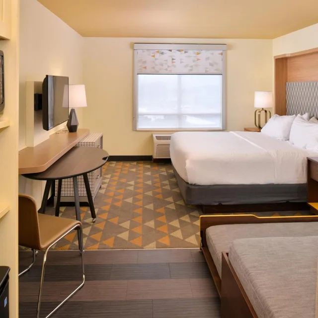 غرفة قياسية بسرير كينج وسريرين منفصلين، Holiday Inn Kansas City Airport 7/9