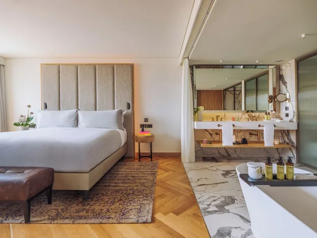 Beyond Me, Suite, King Bed, Sofa، ME Lisbon 3/7