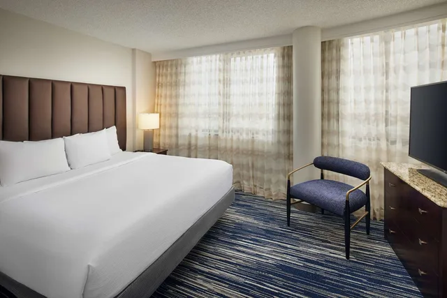 جناح ركني بسرير كينج مع أريكة، Embassy Suites by Hilton West Palm Beach Central 1/4