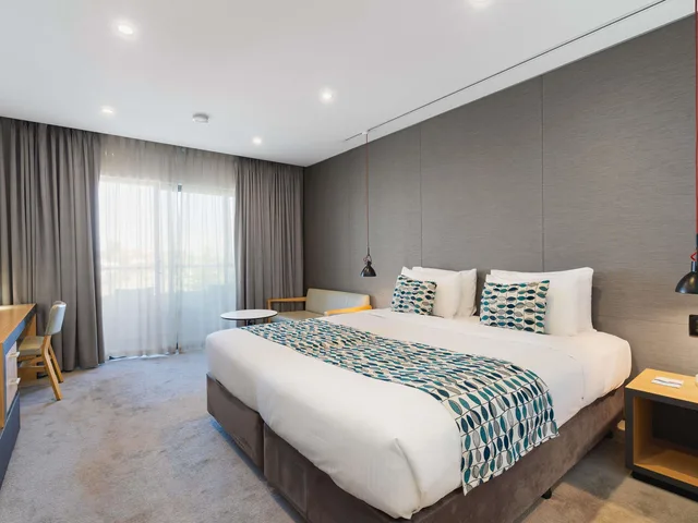 Deluxe, King Bed, City Side, Mantra Bunbury 2/6