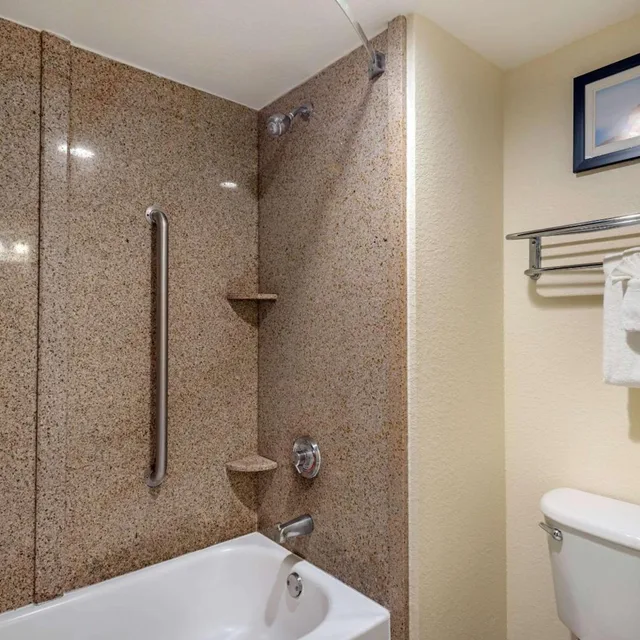غرفة بسرير كينج مع أريكة، Comfort Inn Kissimmee Lake Buena Vista South 7/7