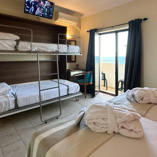 غرفة رباعية بإطلالة على البحر، Avenida Praia 6/10