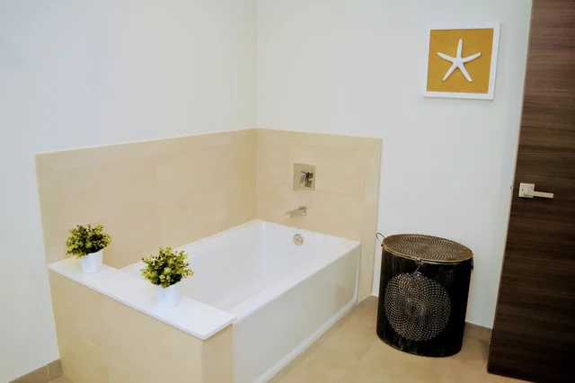 جناح حصري بسرير كينج بغرفة نوم واحدة بإطلالة جزئية على البحر مع أريكة، CH Luxury Condos & Studios On The Beach 2/3