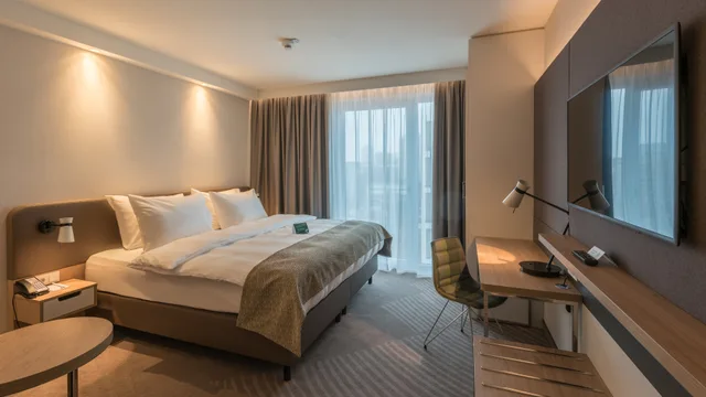 غرفة بريميوم بسرير كينج مع أريكة، Holiday Inn Hamburg Berliner Tor 1/7