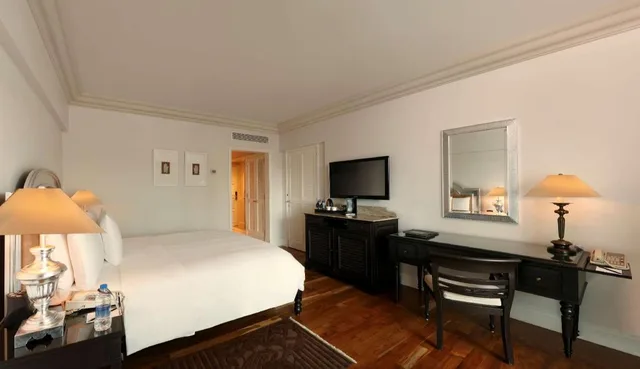 غرفة بسرير كينج بإطلالة على المسبح، Hilton Mumbai International Airport 2/4