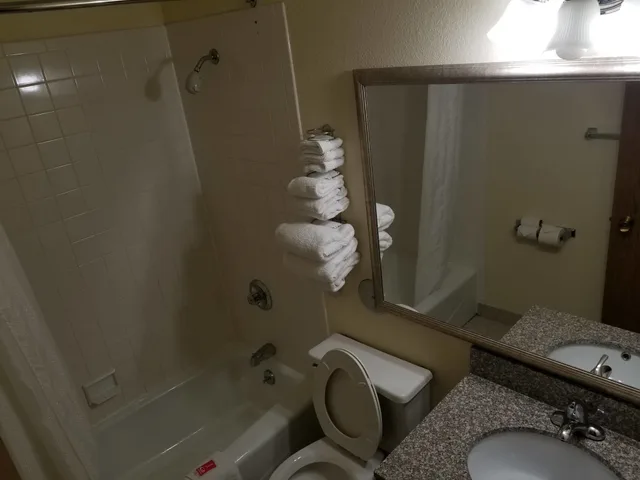 جناح بسرير كينج مع أريكة، Clarion Pointe Bettendorf - Quad Cities 9/9