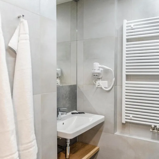 غرفة قياسية ثلاثية، Hotel D1 3/4
