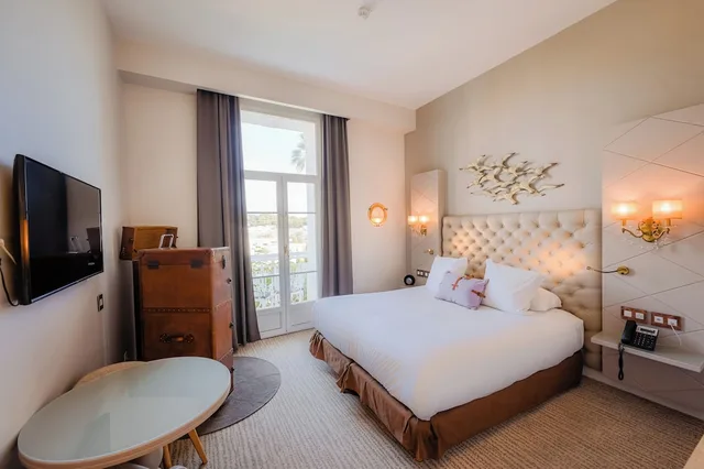 غرفة ديلوكس بإطلالة جزئية على البحر، GRAND HOTEL DES SABLETTES PLAGE, CURIO COLLECTION BY HILTON 6/10