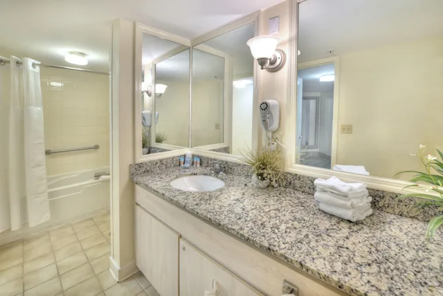 غرفة قياسية بسريرين كوين بمطبخ لذوي الإعاقة، Bahama House 4/4
