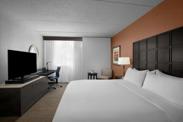 جناح بسرير كينج بغرفة نوم واحدة مع أريكة مع دخول صالة النادي، Renaissance Indianapolis North Hotel 2/4