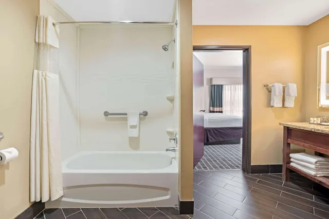جناح عائلي بسرير كينج لذوي الإعاقة، La Quinta Inn Suites Houston Willowbrook 4/4