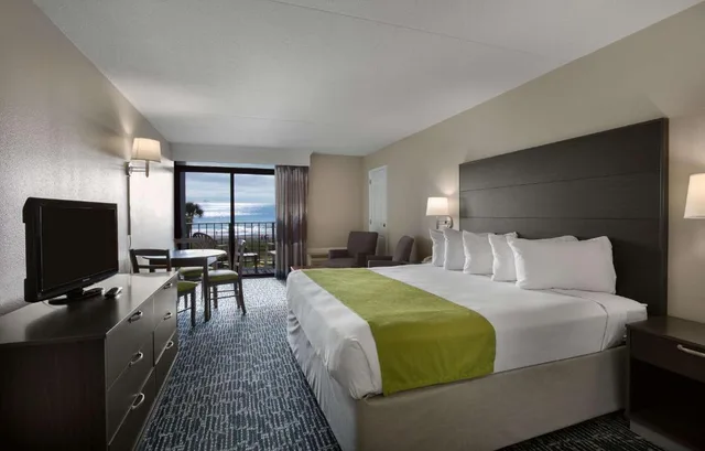 Suite, Queen Bed, Accessible, Dayton House Resort, BW Signature Collection 2/4