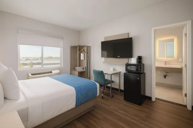 غرفة بزنس بسرير كوين، Travelodge By Wyndham LAX South 1/10