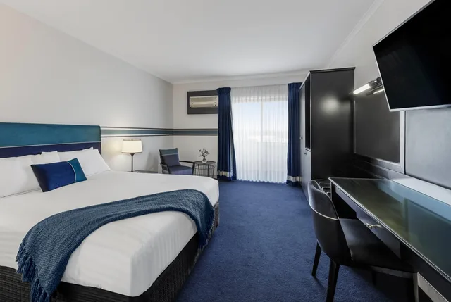 غرفة قياسية بسرير مزدوج، Ramada by Wyndham Diplomat Canberra 1/6