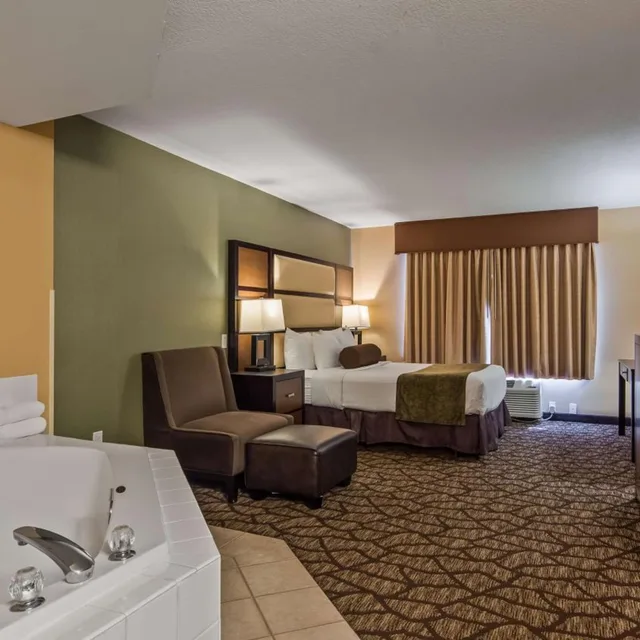 غرفة بسرير كوين بجاكوزي، Best Western Plus Vancouver Mall Dr. Hotel & Suites 6/6