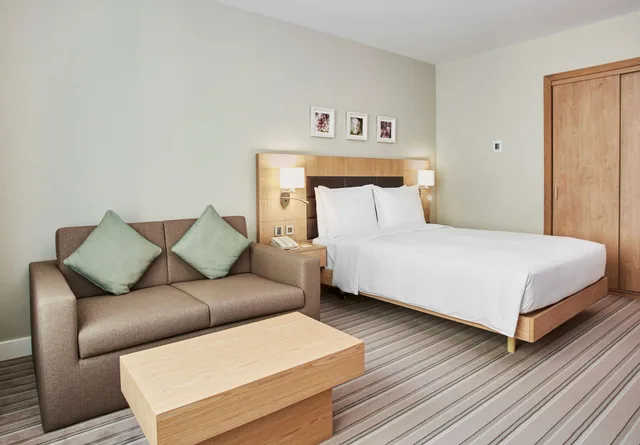 غرفة بسرير كوين مع أريكة بحوض استحمام، Hilton Garden Inn Dubai Mall Avenue 2/5